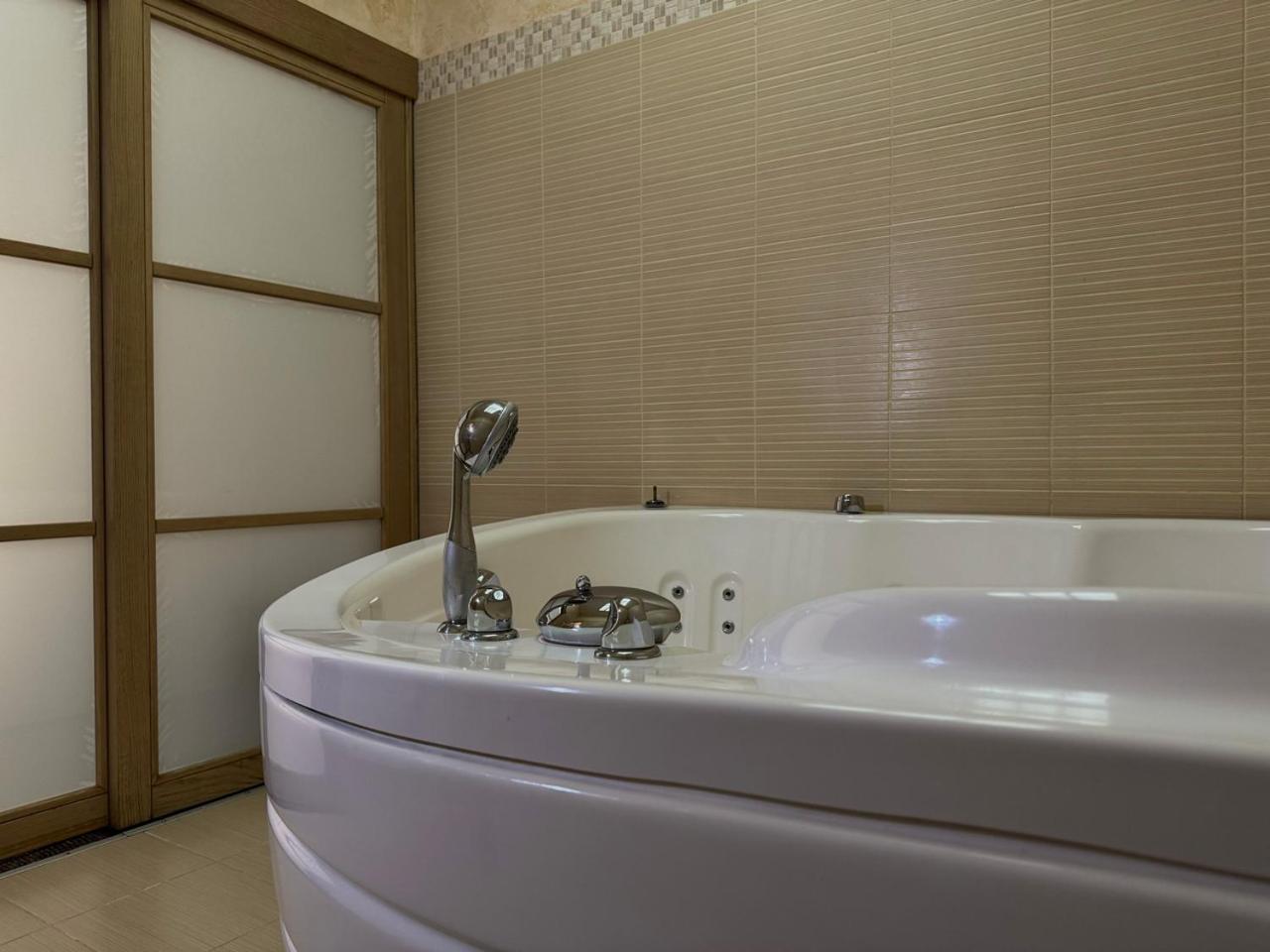 Aqvium Hotel Dnipro Ngoại thất bức ảnh